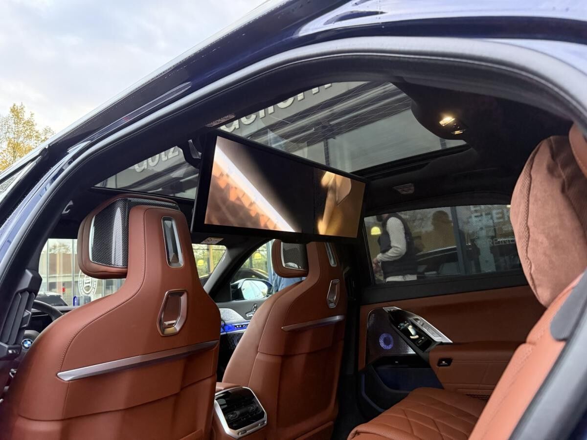 BMW i7 M70 xDrive //Automatiktüren B&W UPE Euro 217.640,- inkl.