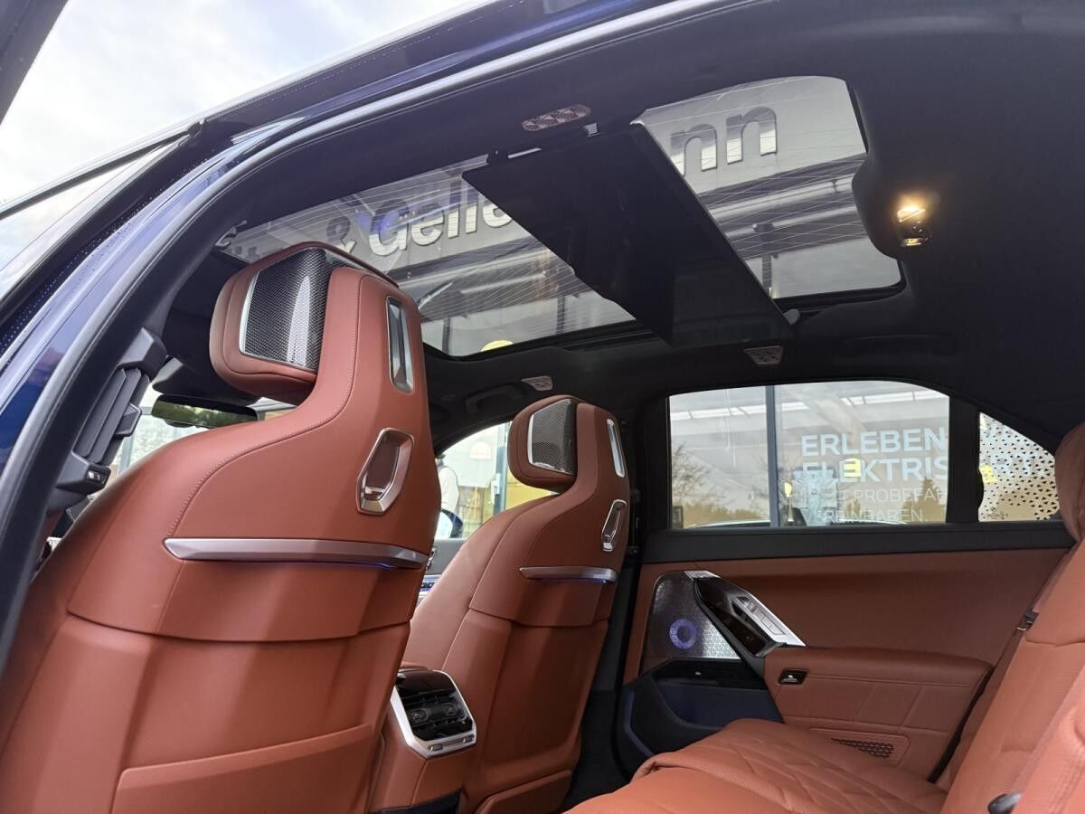 BMW i7 M70 xDrive //Automatiktüren B&W UPE Euro 217.640,- inkl.