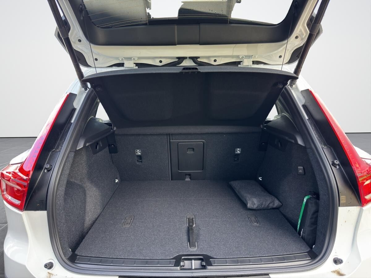 Volvo XC40 Plus Dark B3 2025