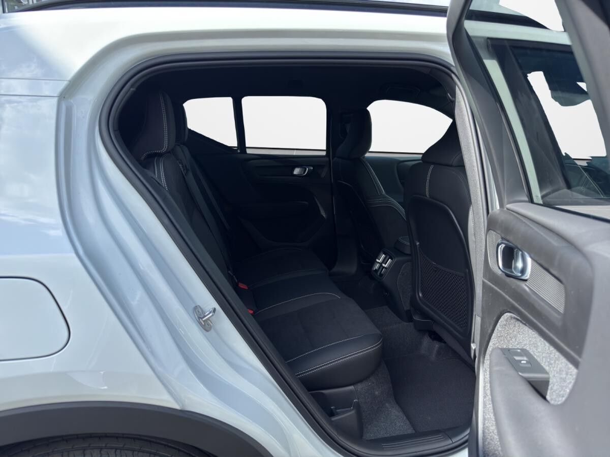 Volvo XC40 Plus Dark B3 2025