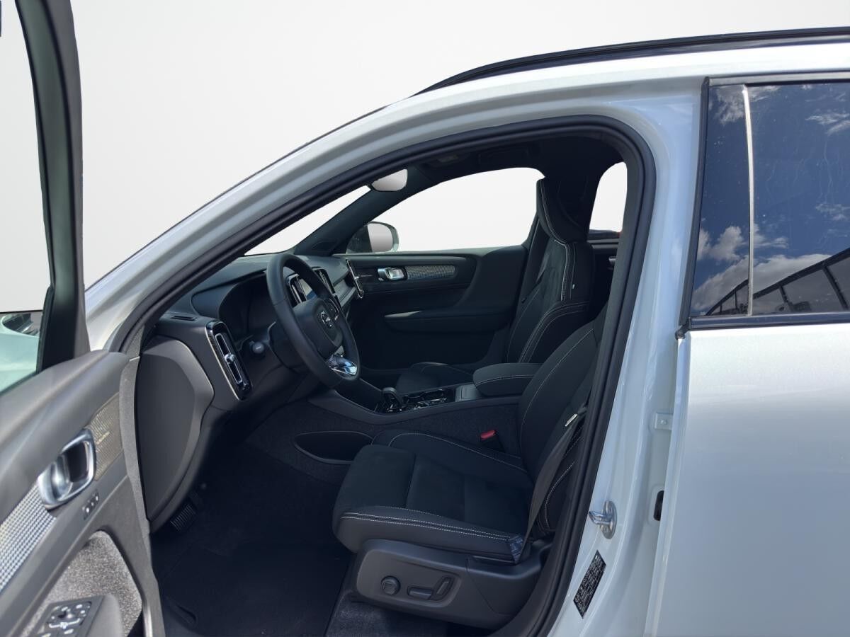 Volvo XC40 Plus Dark B3 2025