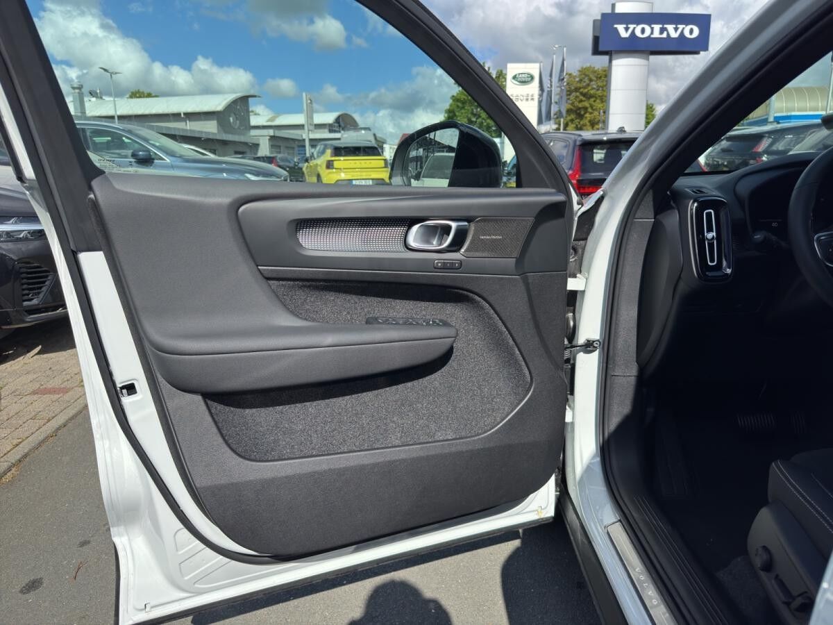 Volvo XC40 Plus Dark B3 2025