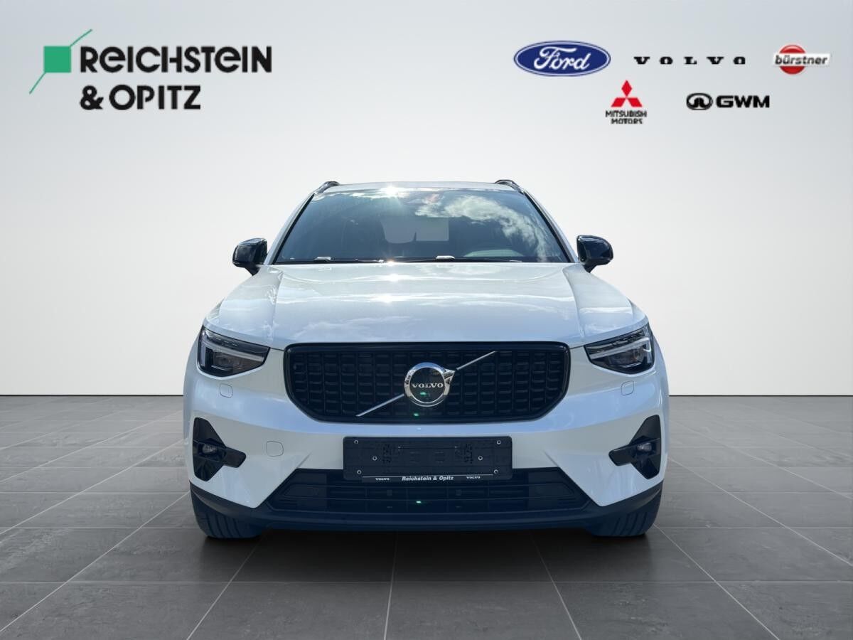 Volvo XC40 Plus Dark B3 2025
