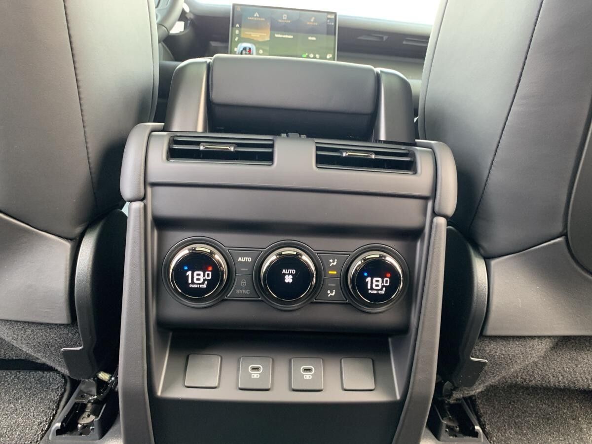 Land Rover Defender 110 P635 OCTA