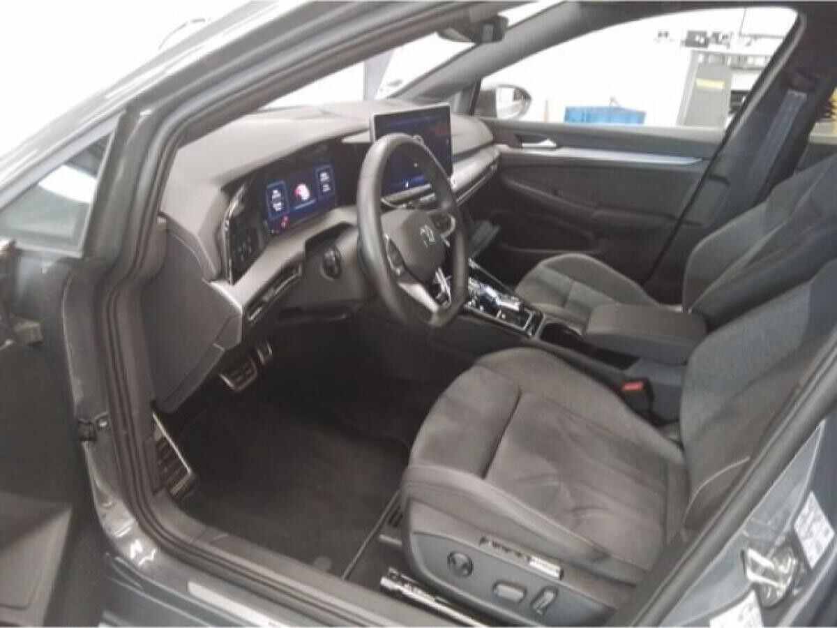 Volkswagen Golf VIII 1.5 eTSI DSG Navi LEDPlus DCC DAB+ FrontAssist