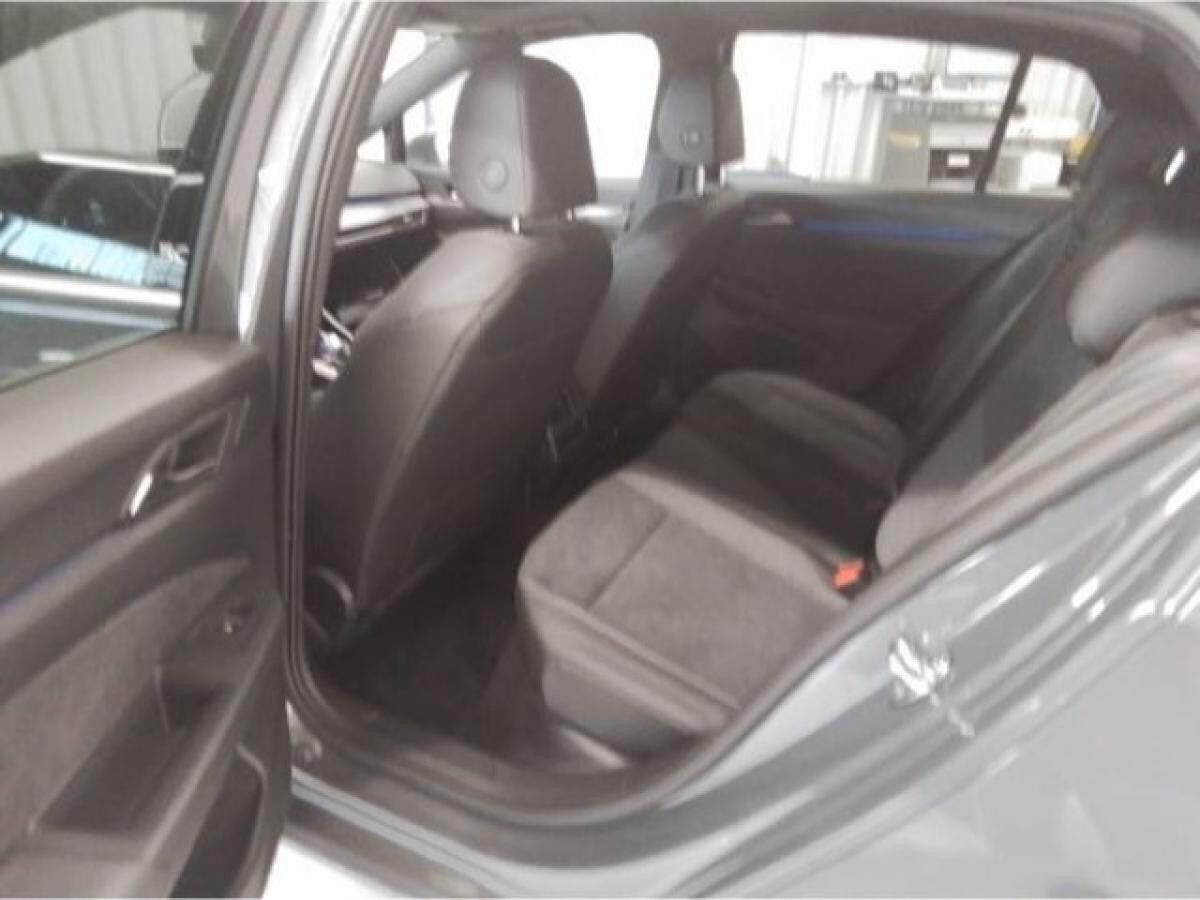 Volkswagen Golf VIII 1.5 eTSI DSG Navi LEDPlus DCC DAB+ FrontAssist