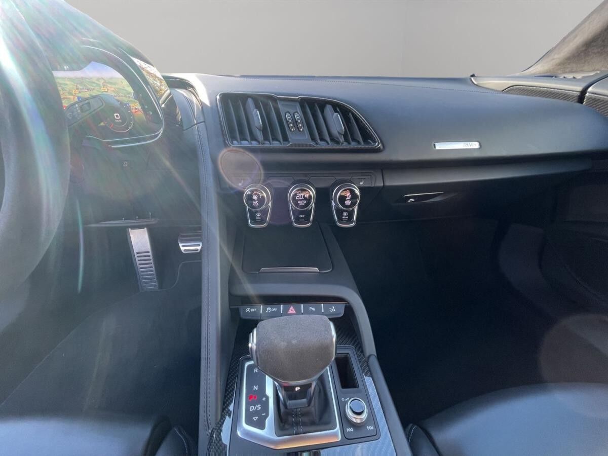 Audi R8 Coupe V10 performance RWD LED B&O Kam. Carbon