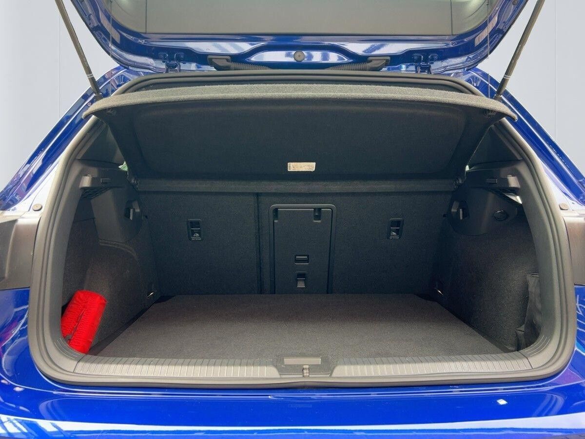 Volkswagen Golf VIII R-Line 2.0 TSI DSG KAMERA/ACC/LED/NAVI