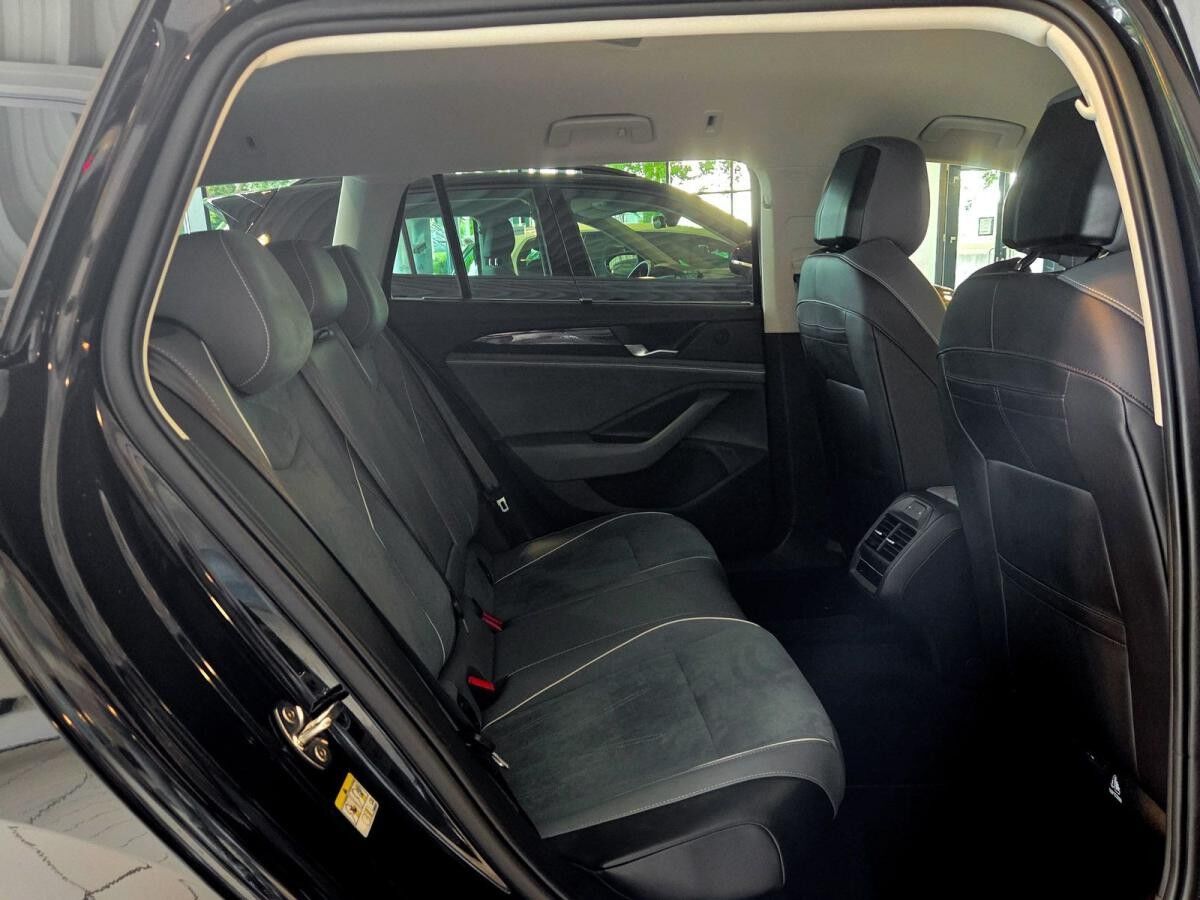 Volkswagen Passat Variant 1.5 eTSI DSG Business Navi ParkAssist Volkswagen Passat Variant 1.5 eTSI DSG Business Navi ParkAssist