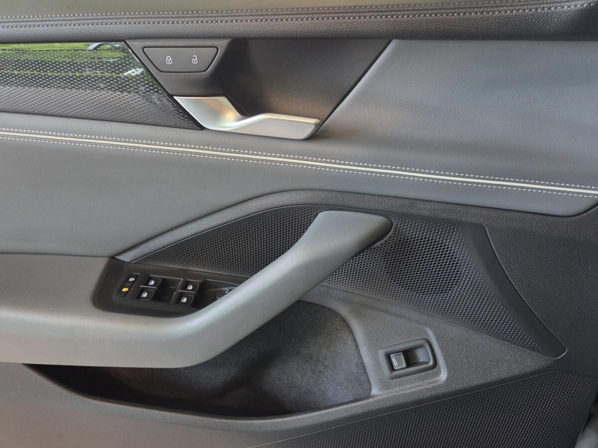 Volkswagen Passat Variant 1.5 eTSI DSG Business Navi ParkAssist Volkswagen Passat Variant 1.5 eTSI DSG Business Navi ParkAssist