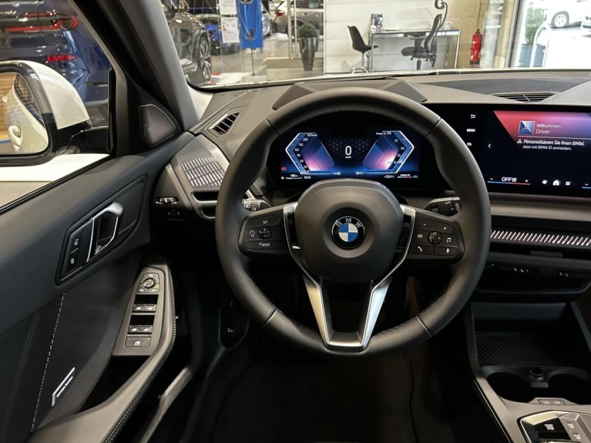 BMW 120 M Design - Lenkradheizung - Anhängerkupplung  - BMW Niere Iconic Glow