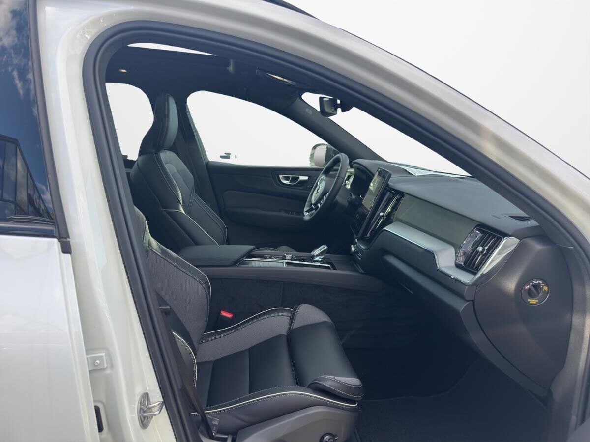 Volvo XC60 Plus Black Edition 2026 T8 AWD