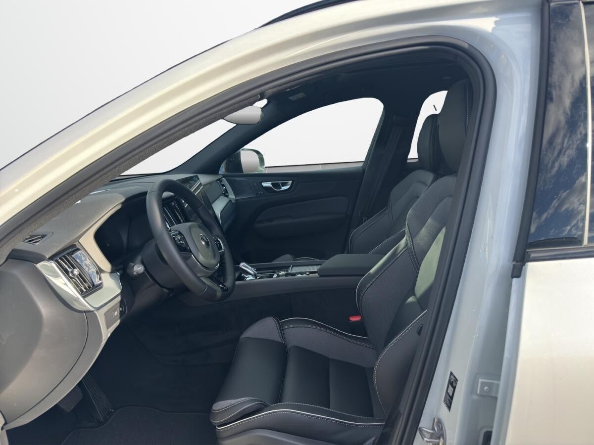 Volvo XC60 Plus Black Edition 2026 T8 AWD