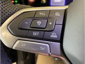 Volkswagen Golf VIII 1.5 eTSI R-Line *Pano*DSG*Navi*PDC