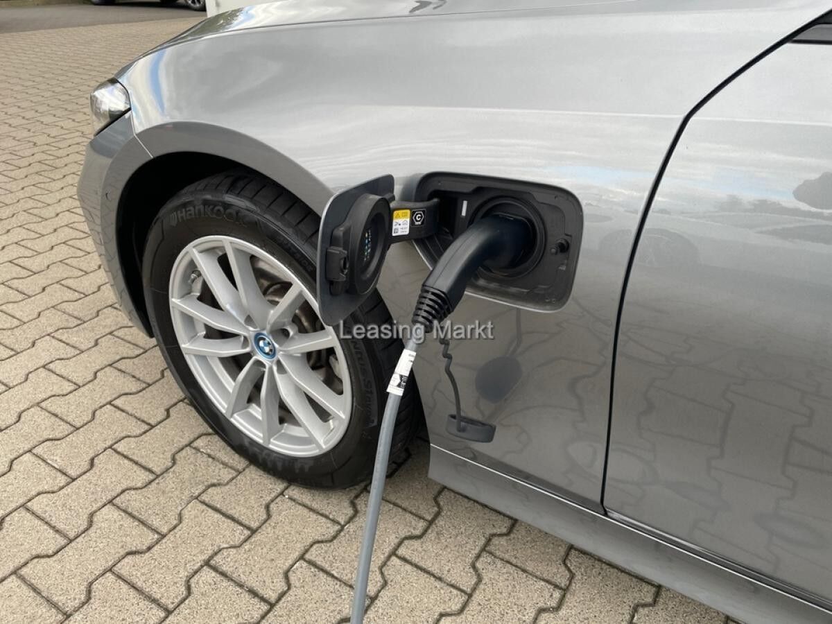 BMW 330 e Limousine / NP= 71.050,- / Adapt. LED /