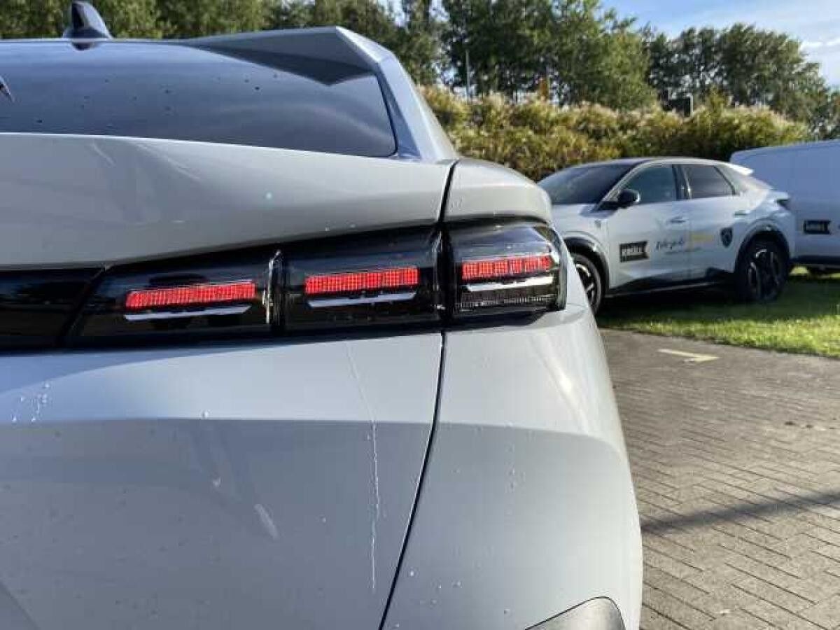 Peugeot 408 HYBRID 145 e-DSC6 Allure