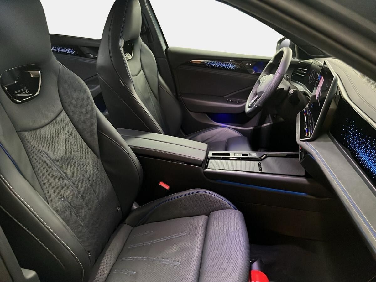 Volkswagen Passat Variant 2.0 TDI 4M R-Line AHK Matrix LM 19" ACC