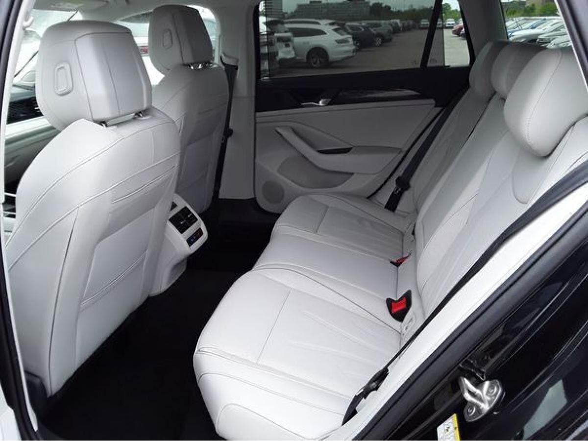 Volkswagen Passat Variant ELEGANCE 2.0TDI DSG 4M ACC.5J-G.AHK.AREA-VIEW.NAVI+VC.HUD.LED.APP-C