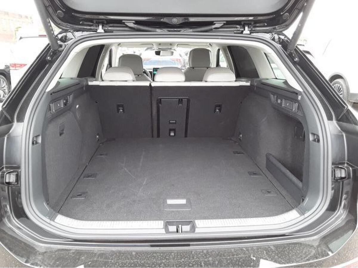 Volkswagen Passat Variant ELEGANCE 2.0TDI DSG 4M ACC.5J-G.AHK.AREA-VIEW.NAVI+VC.HUD.LED.APP-C