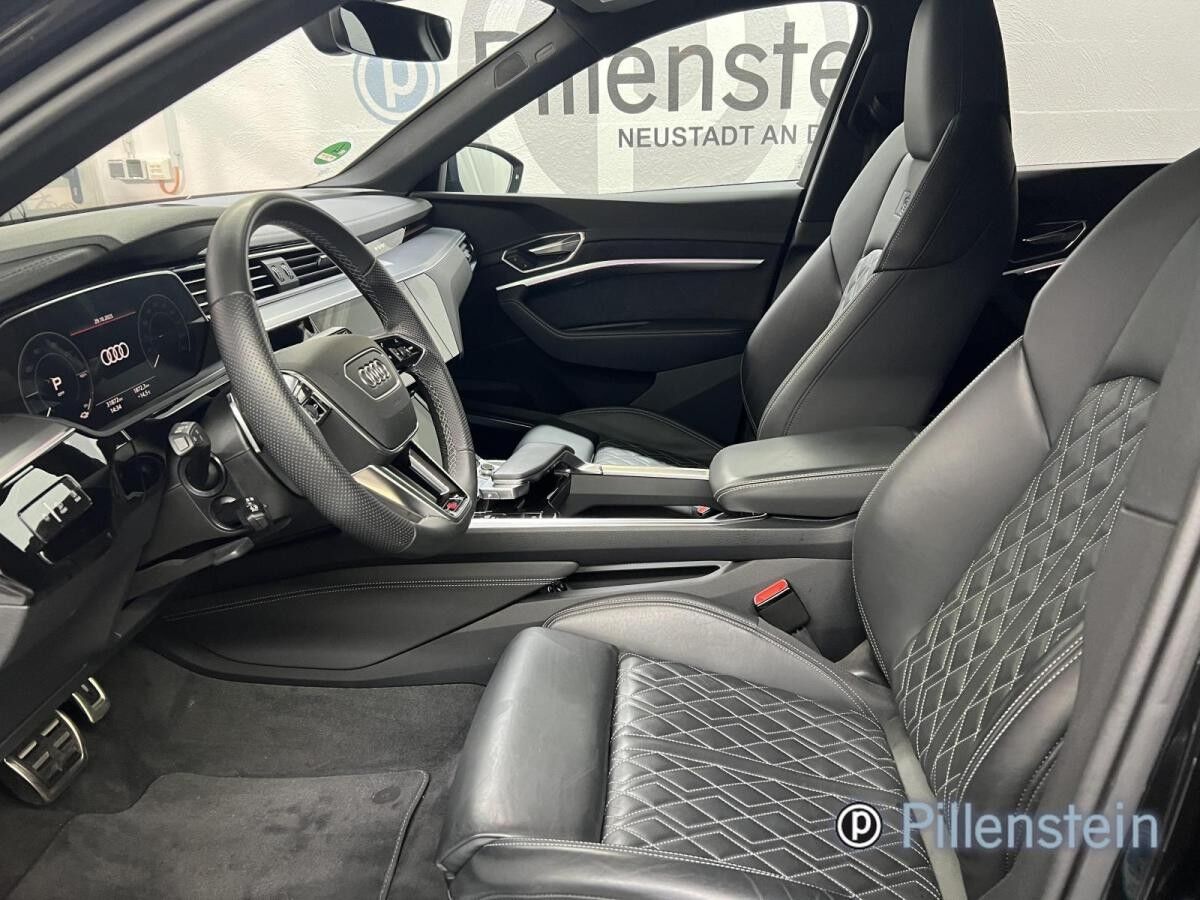 Audi Q8 e-tron 55 S-LINE BLACK AHK+PANO+NP120TEUR+VOL