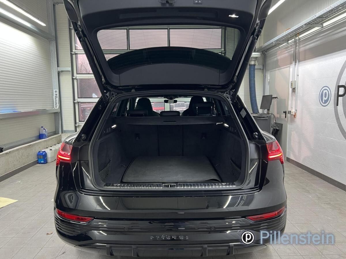 Audi Q8 e-tron 55 S-LINE BLACK AHK+PANO+NP120TEUR+VOL