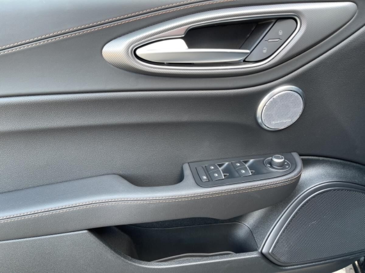 Alfa Romeo Giulia Intensa Q4 2.0 PDC+KAMERA+CARPLAY+LEDER