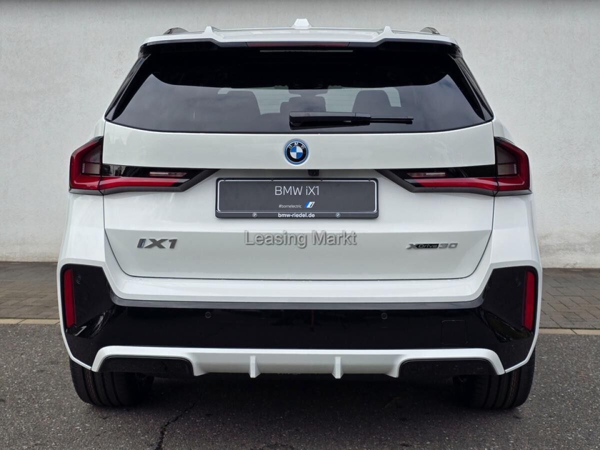 BMW iX1 xDrive30 Navi Tempom.aktiv Panoramadach Bluetooth PDC BMW iX1 xDrive30 Navi Tempom.aktiv Panoramadach Bluetooth PDC