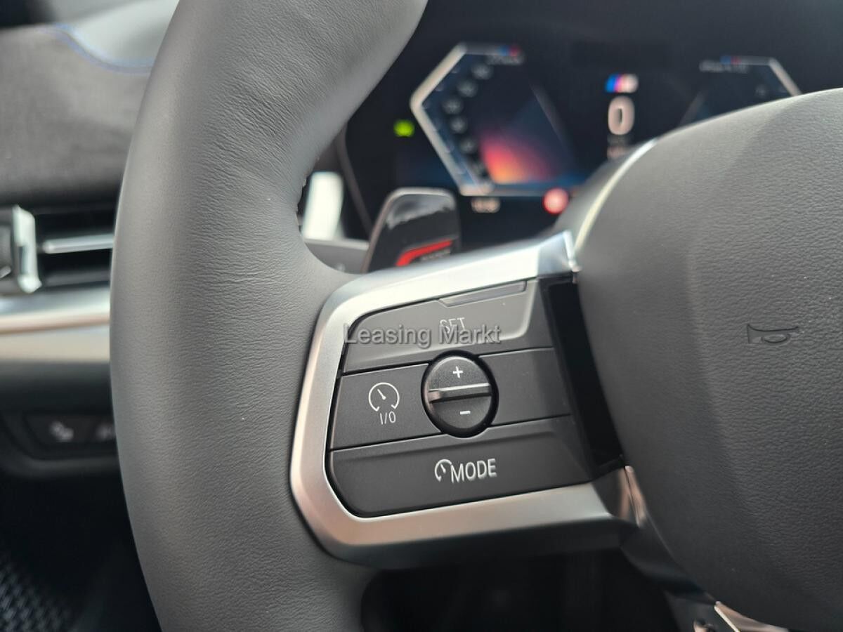 BMW iX1 xDrive30 Navi Tempom.aktiv Panoramadach Bluetooth PDC BMW iX1 xDrive30 Navi Tempom.aktiv Panoramadach Bluetooth PDC