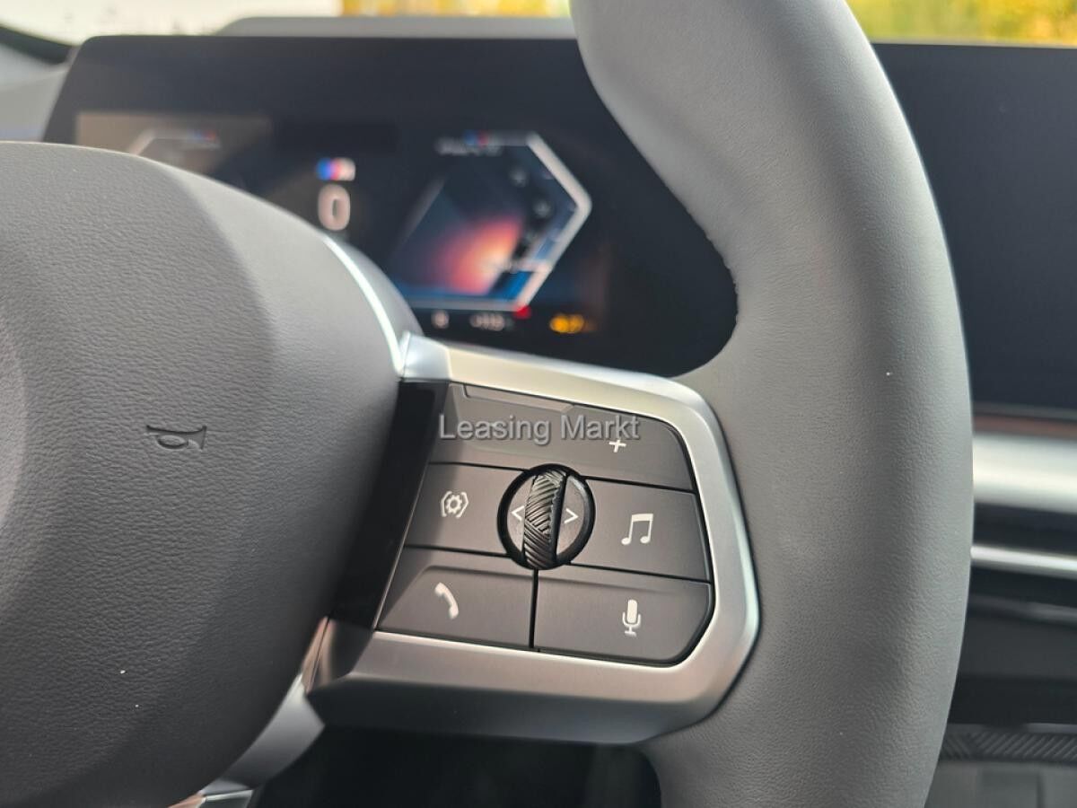 BMW iX1 xDrive30 Navi Tempom.aktiv Panoramadach Bluetooth PDC BMW iX1 xDrive30 Navi Tempom.aktiv Panoramadach Bluetooth PDC