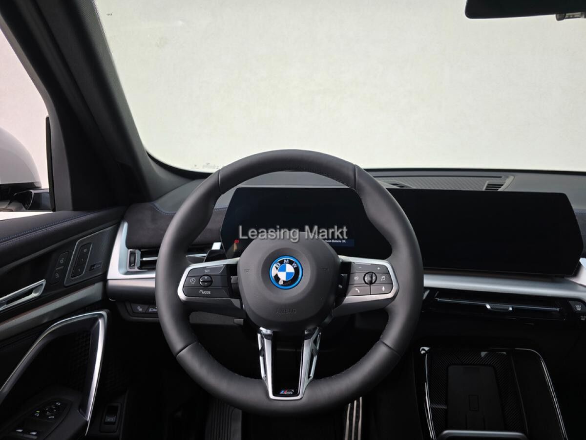 BMW iX1 xDrive30 Navi Tempom.aktiv Panoramadach Bluetooth PDC BMW iX1 xDrive30 Navi Tempom.aktiv Panoramadach Bluetooth PDC