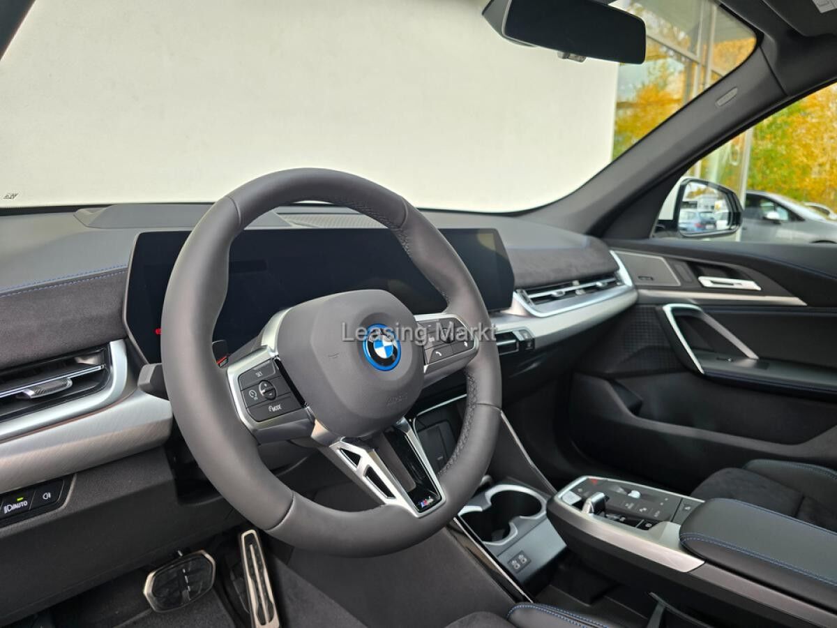 BMW iX1 xDrive30 Navi Tempom.aktiv Panoramadach Bluetooth PDC BMW iX1 xDrive30 Navi Tempom.aktiv Panoramadach Bluetooth PDC