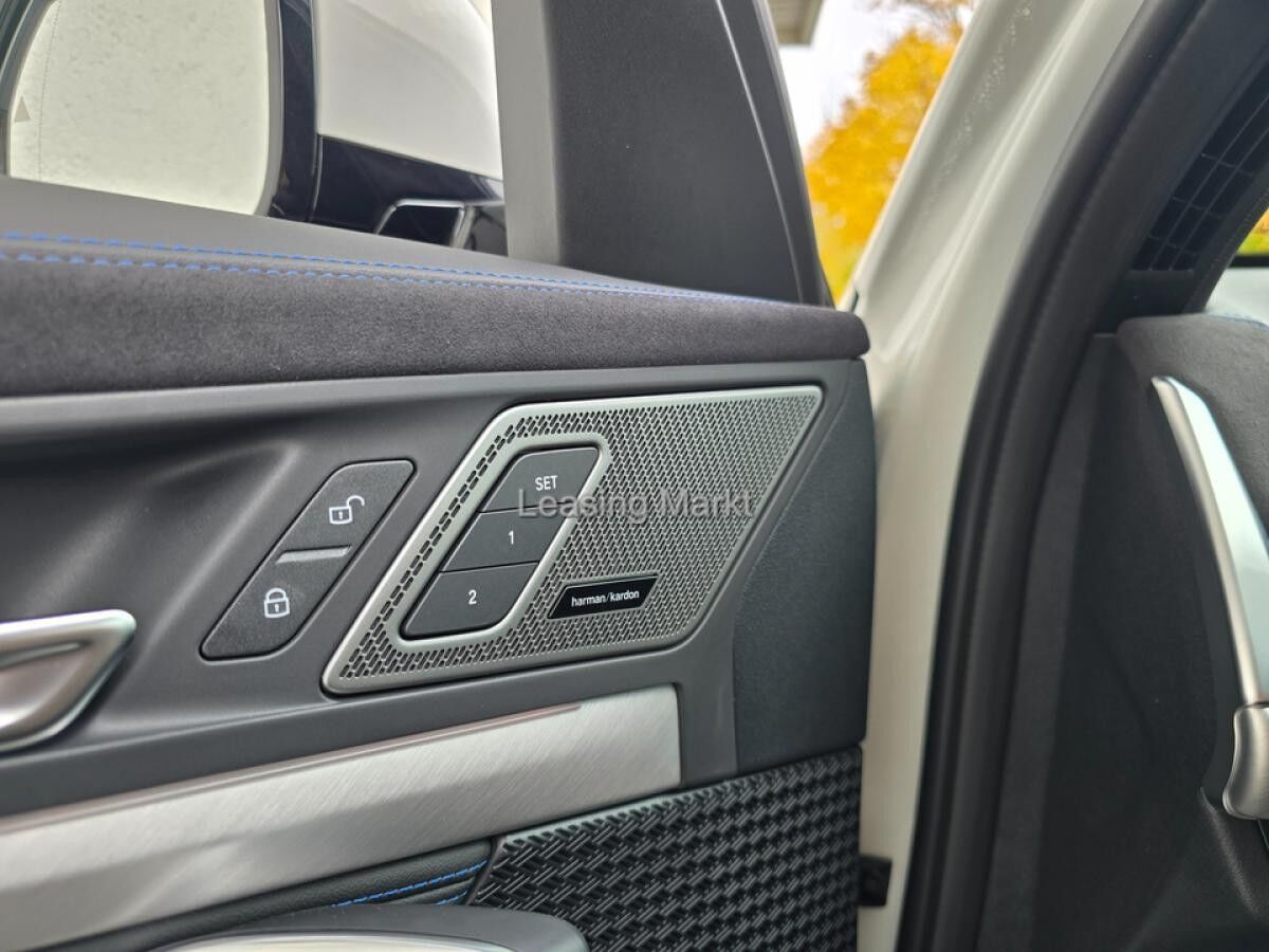 BMW iX1 xDrive30 Navi Tempom.aktiv Panoramadach Bluetooth PDC BMW iX1 xDrive30 Navi Tempom.aktiv Panoramadach Bluetooth PDC