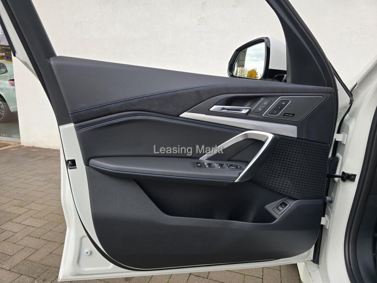 BMW iX1 xDrive30 Navi Tempom.aktiv Panoramadach Bluetooth PDC BMW iX1 xDrive30 Navi Tempom.aktiv Panoramadach Bluetooth PDC