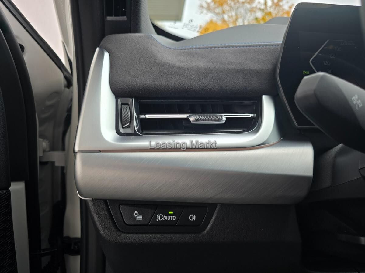 BMW iX1 xDrive30 Navi Tempom.aktiv Panoramadach Bluetooth PDC BMW iX1 xDrive30 Navi Tempom.aktiv Panoramadach Bluetooth PDC