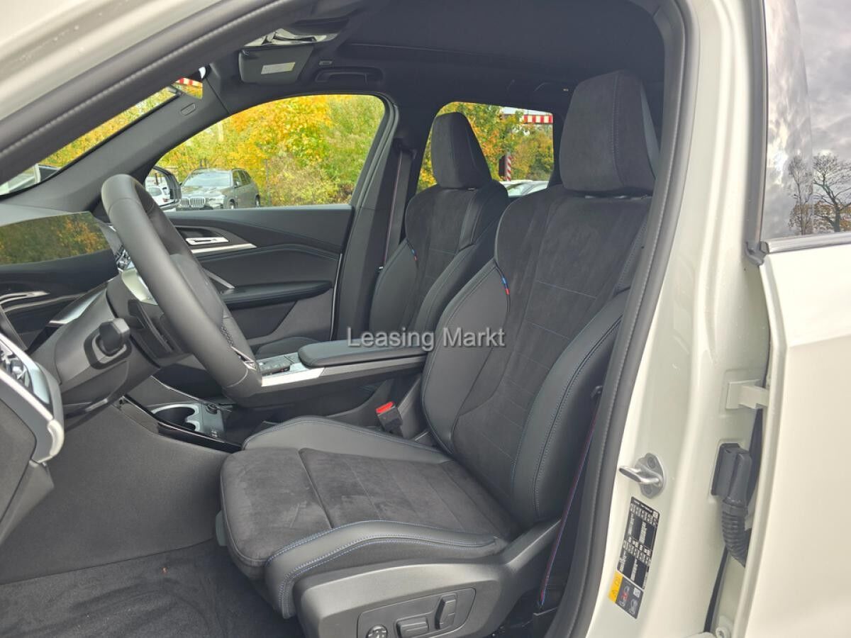 BMW iX1 xDrive30 Navi Tempom.aktiv Panoramadach Bluetooth PDC BMW iX1 xDrive30 Navi Tempom.aktiv Panoramadach Bluetooth PDC