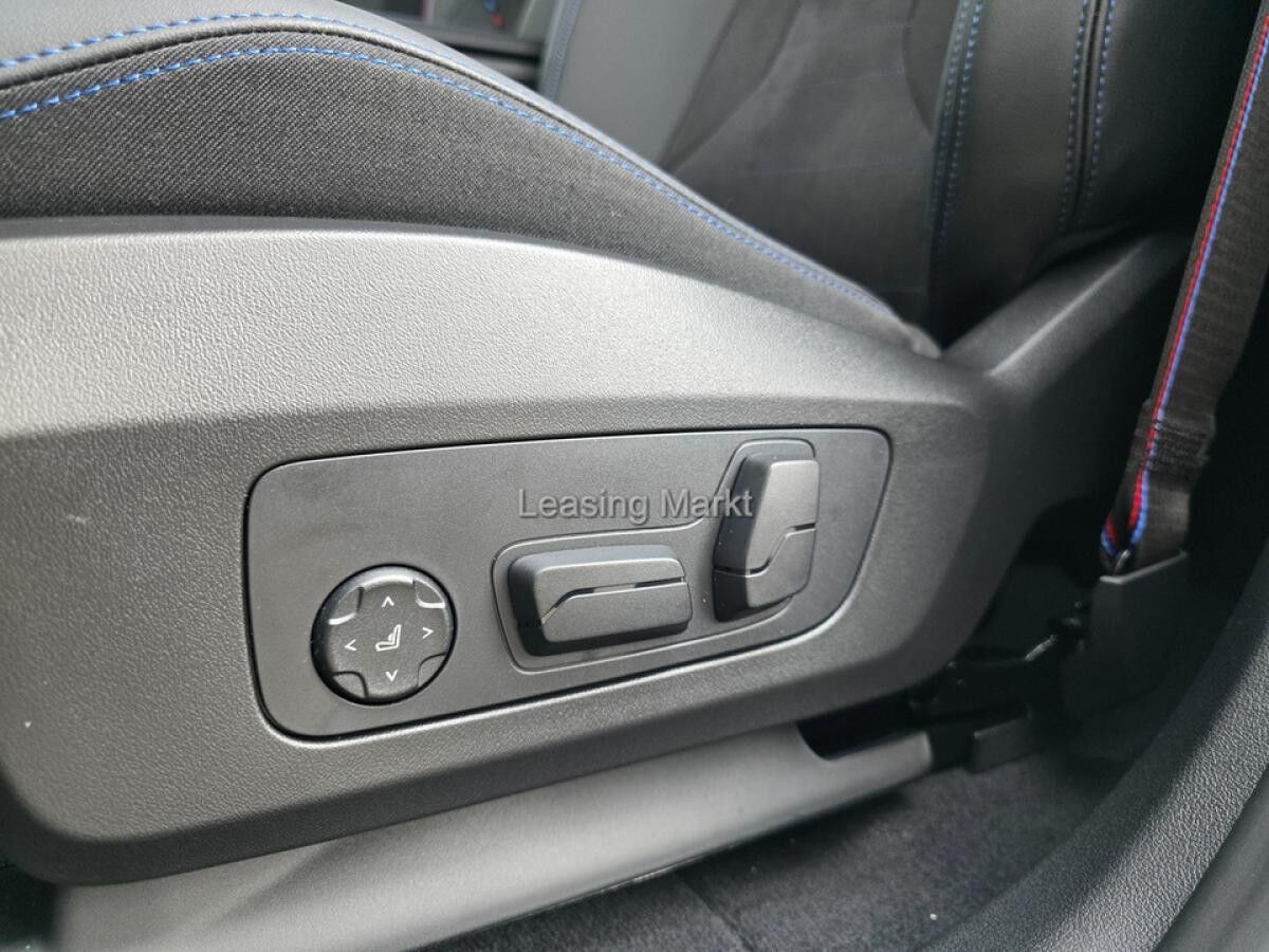 BMW iX1 xDrive30 Navi Tempom.aktiv Panoramadach Bluetooth PDC BMW iX1 xDrive30 Navi Tempom.aktiv Panoramadach Bluetooth PDC