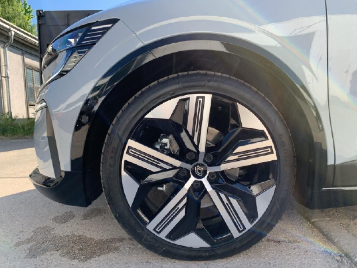 Renault Megane E-Tech Iconic 220 Comfort Range