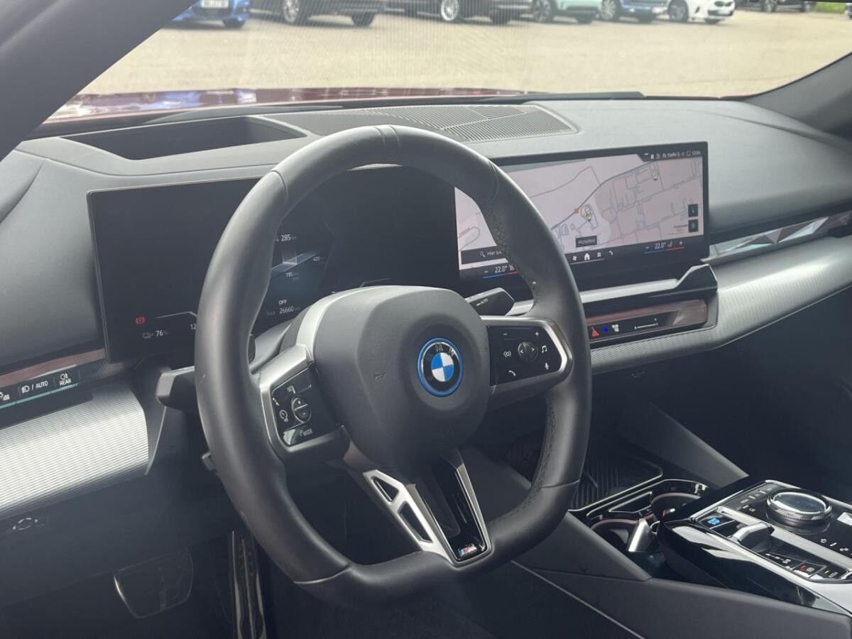 BMW i5 e40 M Sport ACC SurView HUD B+W AHK 21"