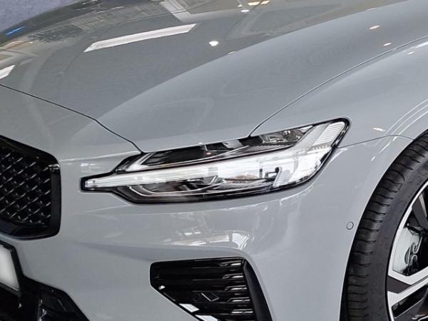 Volvo V60 Kombi Recharge Plug-In Hybrid AWD Plus Dark