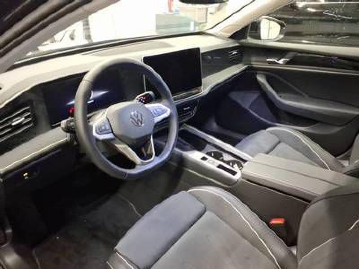 Volkswagen Passat Variant Business 1,5 eTSI 110kW DSG - IQ.Drive LED Area View Navi AHK Massage SHZ LM Digital Cockpit