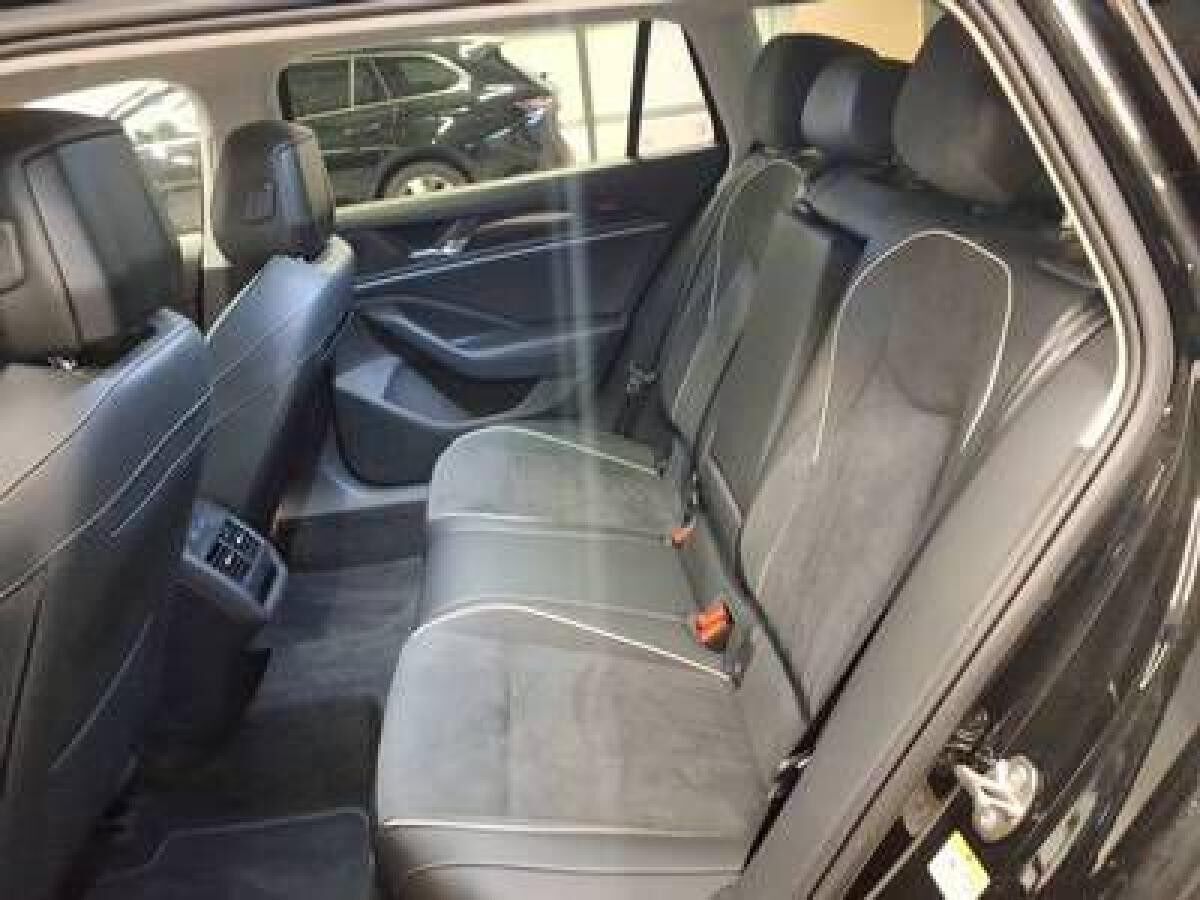 Volkswagen Passat Variant Business 1,5 eTSI 110kW DSG - IQ.Drive LED Area View Navi AHK Massage SHZ LM Digital Cockpit