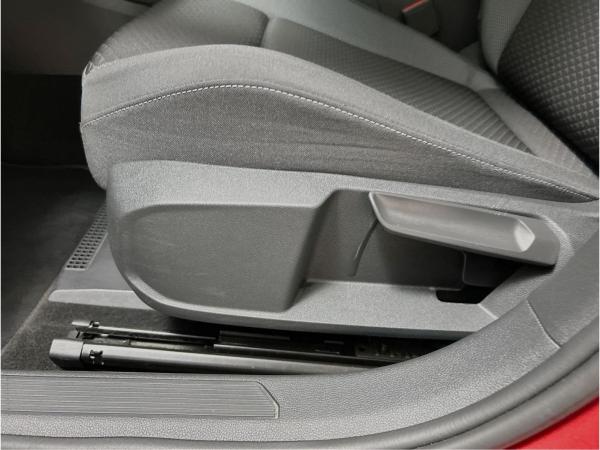 Volkswagen Golf VIII Lim. 1.5 eTSI DSG Active LED RFK Sitzh