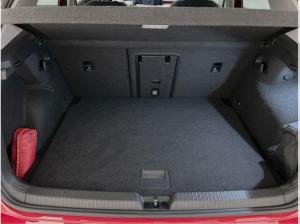 Volkswagen Golf VIII Lim. 1.5 eTSI DSG Active LED RFK Sitzh