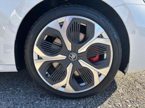 Skoda Octavia Combi 2.0 TSI 195 kW RS, AHK, Panorama-Schiebedach elektrisch