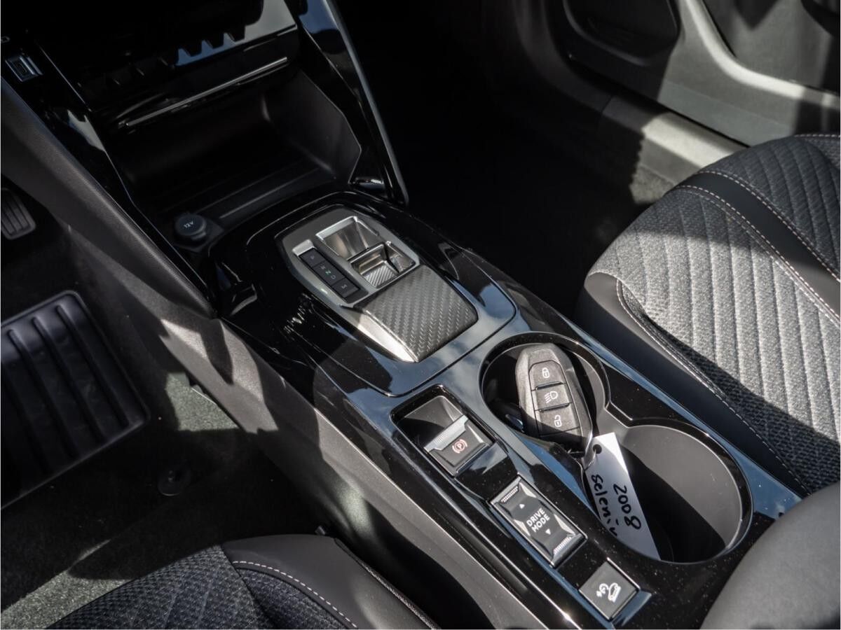Peugeot 2008 1.2 Hybrid 145 Allure *LAGERABVERKAUF*
