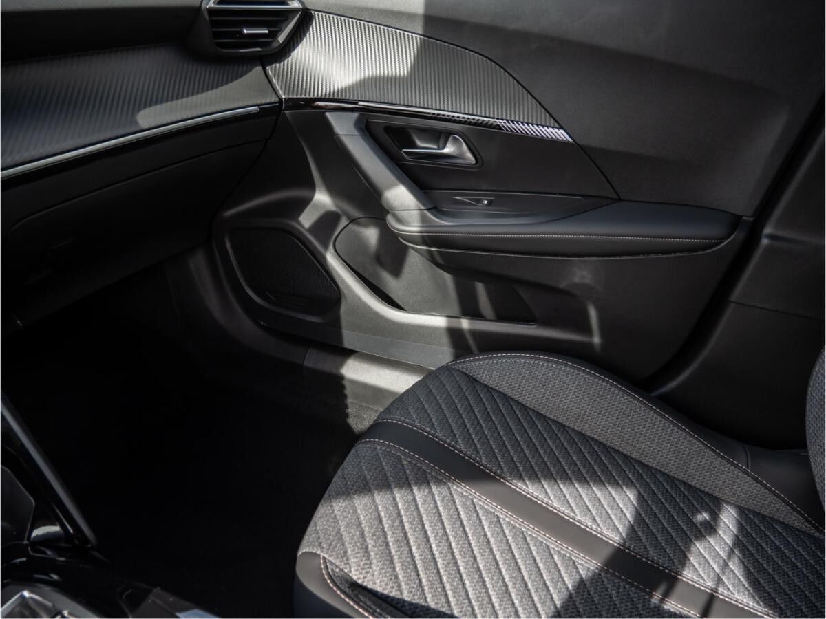 Peugeot 2008 1.2 Hybrid 145 Allure *LAGERABVERKAUF*