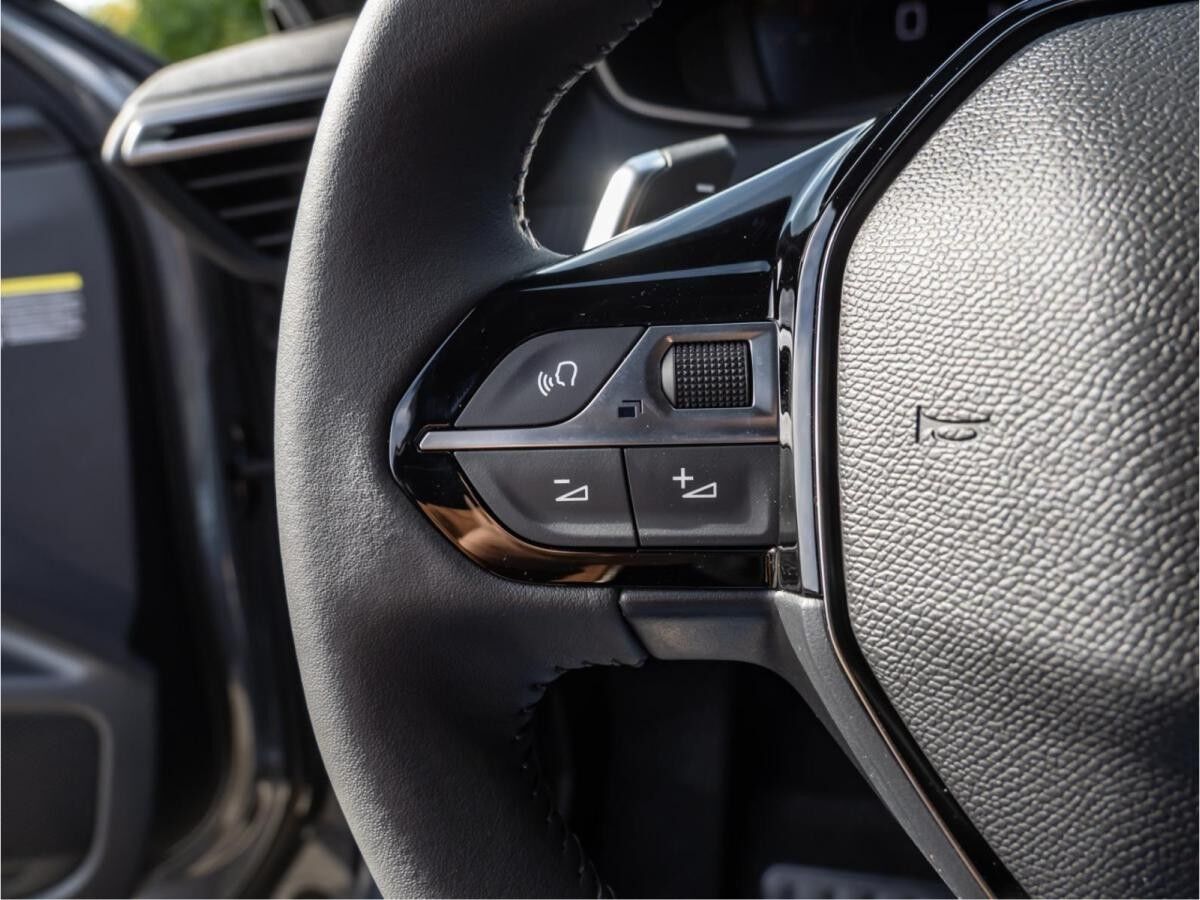 Peugeot 2008 1.2 Hybrid 145 Allure *LAGERABVERKAUF*