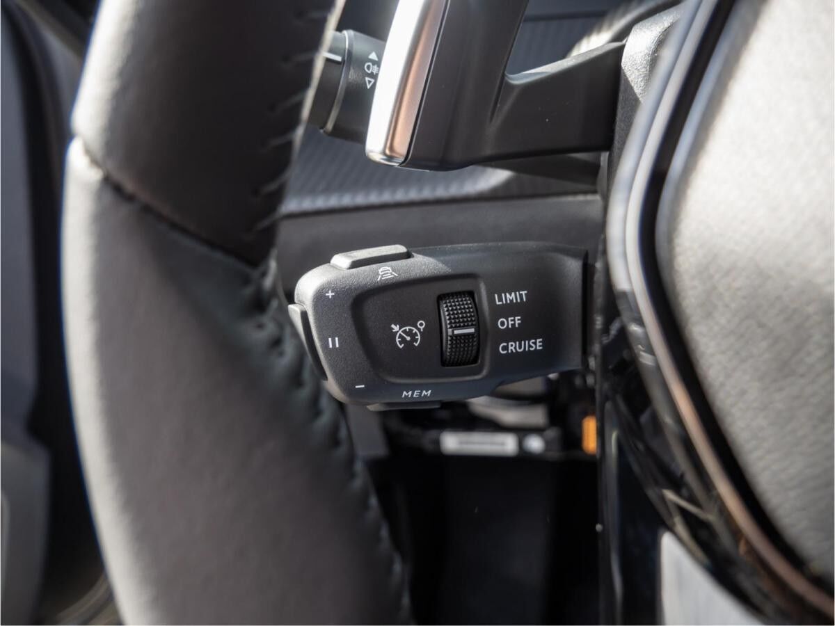 Peugeot 2008 1.2 Hybrid 145 Allure *LAGERABVERKAUF*