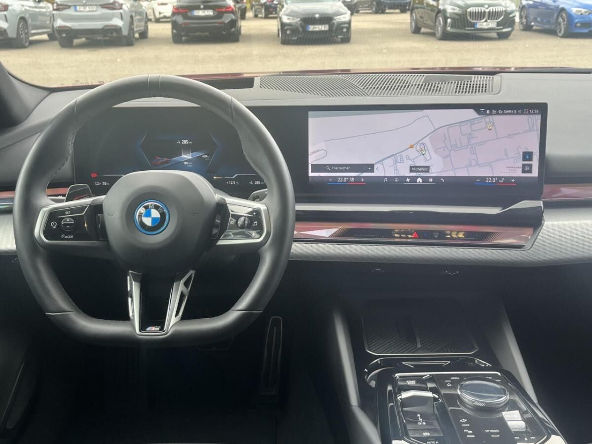 BMW i5 e40 M Sport ACC SurView HUD B+W AHK 21" BMW i5 e40 M Sport ACC SurView HUD B+W AHK 21"
