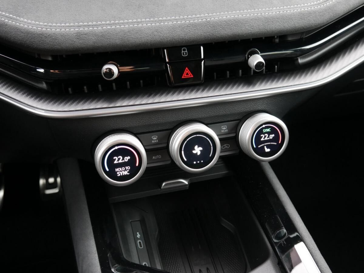 Skoda Superb Combi 2.0 TDI Sportline 4X4 AHK PANO MATRIX-LED *828*